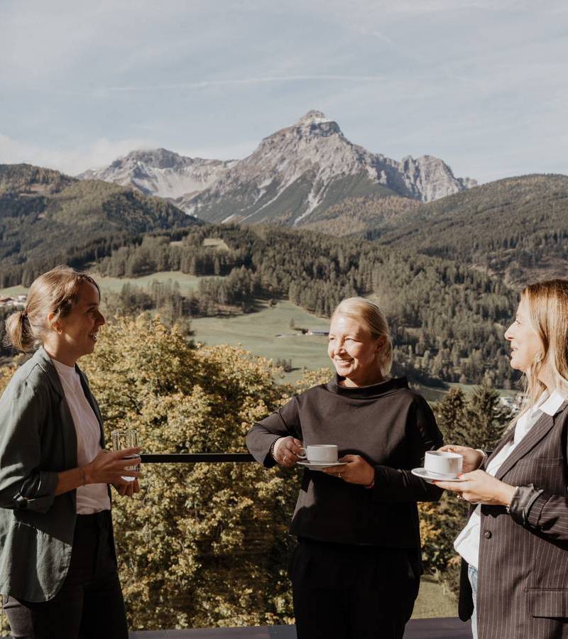 Convention_Wipptal_cTVB_Wipptal_Victoria_Hoertnagl_Kaffeegesprach_Seminarbalkon_original